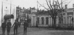 Немецкие оккупанты у Золотых ворот перед фасадом Екатерининского дворца. Фото 1942 г. (из личного архива)