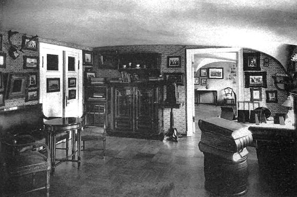Кабинет великого князя Георгия Александровича в антресольном этаже Арсенального каре. Фотограф МЛ. Величко, 1939 г