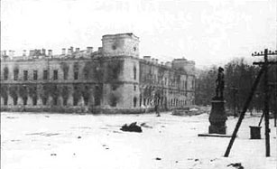 Гатчинский дворец со стороны Серебряного озера. Фотохроника ТАСС, 1944г.
