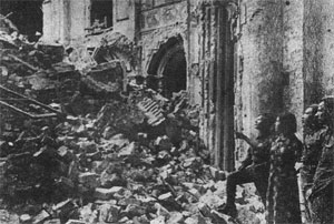 Экскурсия на руинах Воскресенского собора. Фото 1943 г.