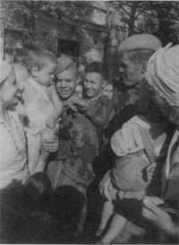 В освобожденном Таганроге, сентябрь 1943 г