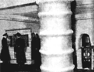 Немецкие офицеры осматривают экспозицию музея в Поганкиных палатах. 1942 г.