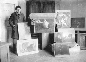Н. М. Маслов рядом со спасенными им картинами из собрания музея, предназначенными для вывоза в Нюрнберг.