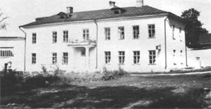 Флигель городской усадьбы Золотаревых-Кологривовых. Начало XIX в. Здесь с 1927 по 1969 г. находился вначале художественный отдел Калужского государственного областного музея, затем Калужский областной художественный музей. Снимок 1947 г. Фотография из собрания МУАР. Коллекция МРА. № 13790