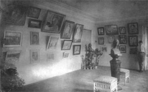 Первая выставка произведений калужских художников. 1923 г. Вид части экспозиции в помещении художественного музея (дом Н. И. Васильева). Фотография из научного архива КОХМ
