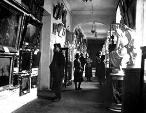 Экскурсия в картинной галерее, 1933 г.